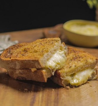 Ricetta del sandwich con quattro formaggi e pane all'aglio nella friggitrice ad aria