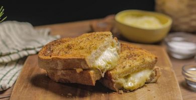 Ricetta del sandwich con quattro formaggi e pane all'aglio nella friggitrice ad aria