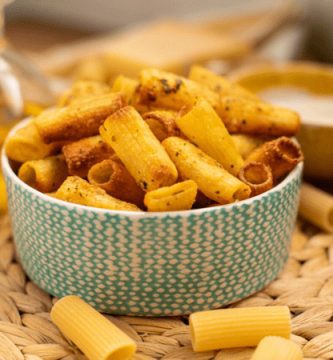 Ricetta delle Pasta Chips al formaggio: il famoso snack di TikTok in friggitrice ad aria